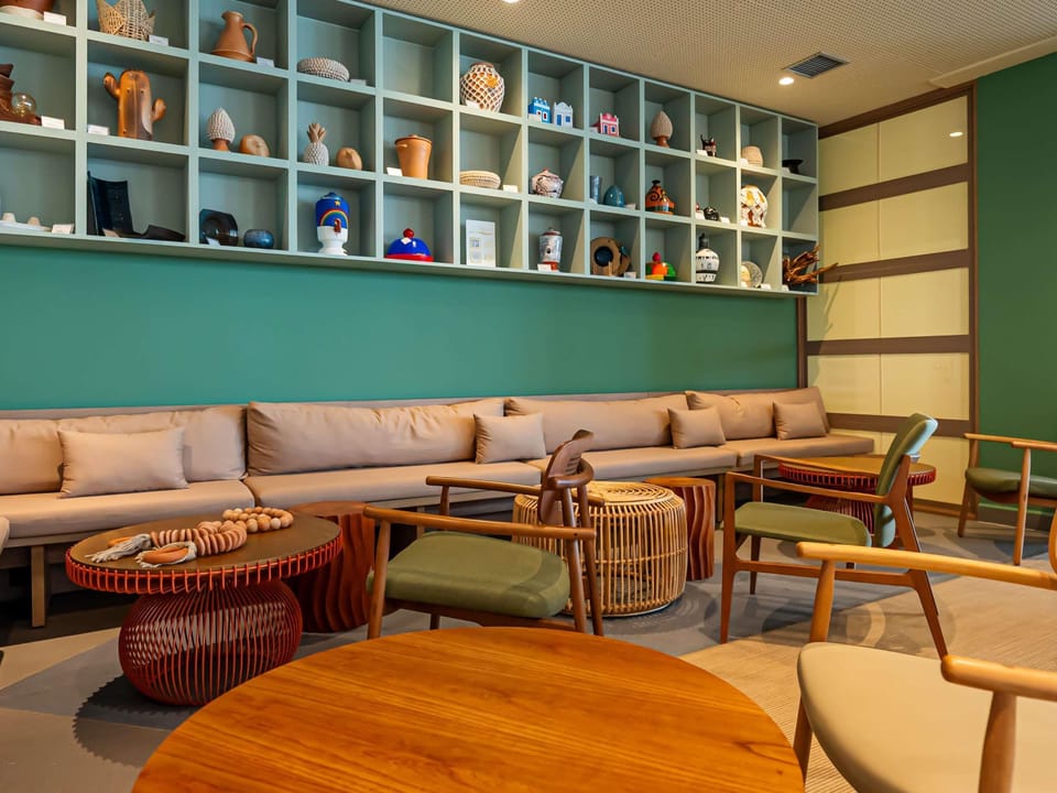 2 bars/lounges, beach bar