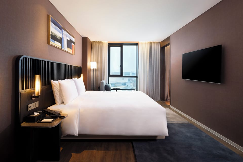 Executive Suite, 1 King Bed | Blackout drapes, soundproofing, free WiFi, bed sheets