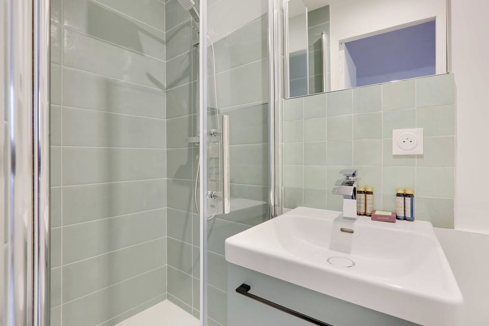 Apartment | Bathroom | Hair dryer, towels, shampoo