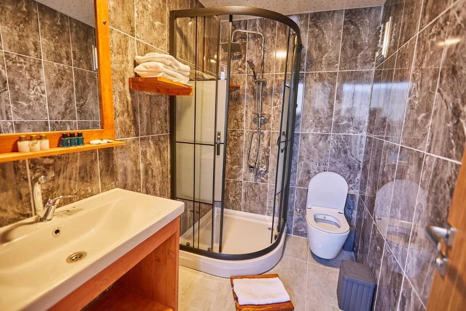 Combined shower/tub, deep soaking tub, rainfall showerhead, hair dryer