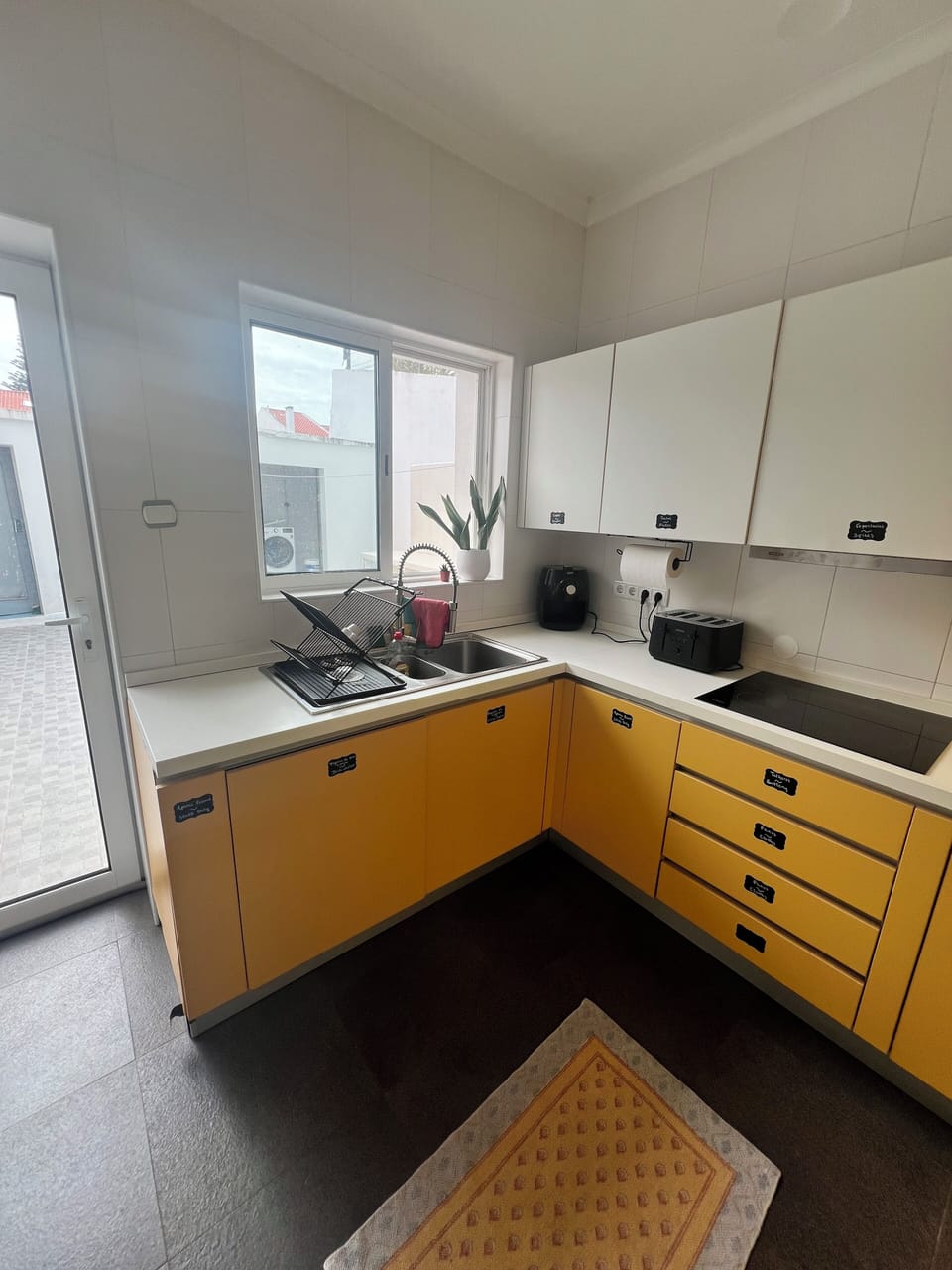 Full-size fridge, microwave, oven, stovetop