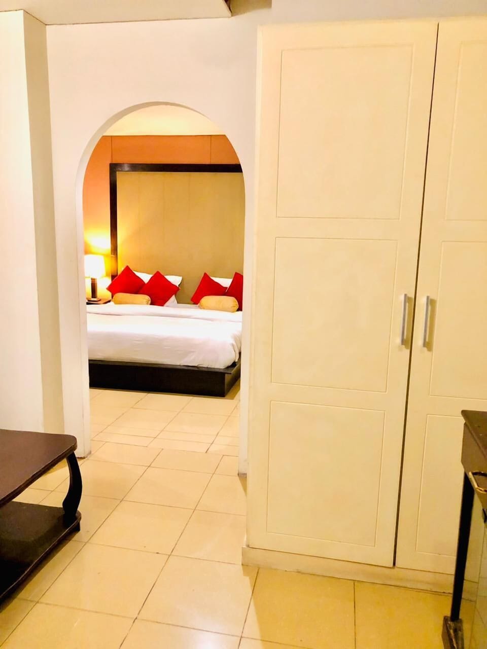 Deluxe Double Room, City View | Living area