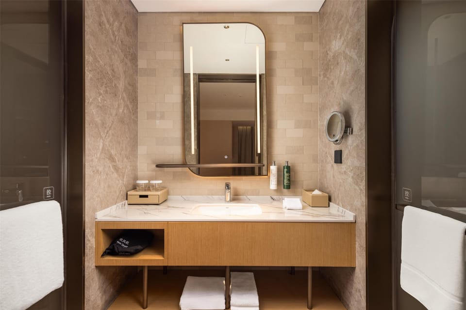 Family Room, 1 King Bed | Bathroom shower