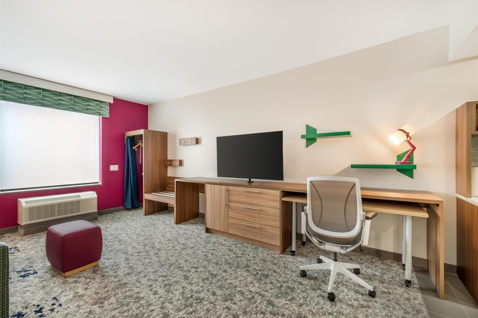 Suite, 1 King Bed, Accessible