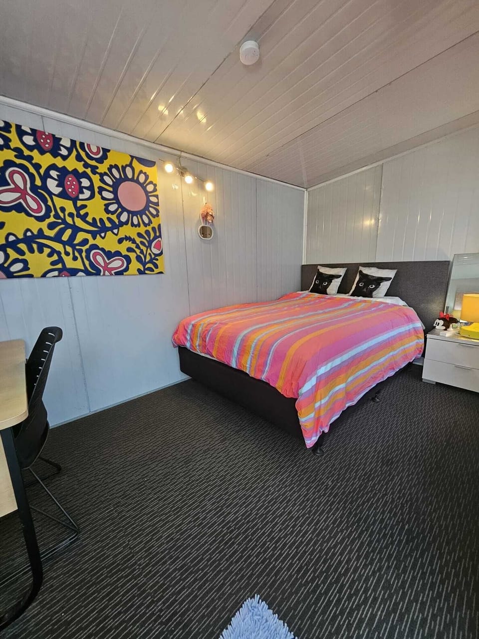 Comfort Cabin | Desk, laptop workspace, free WiFi