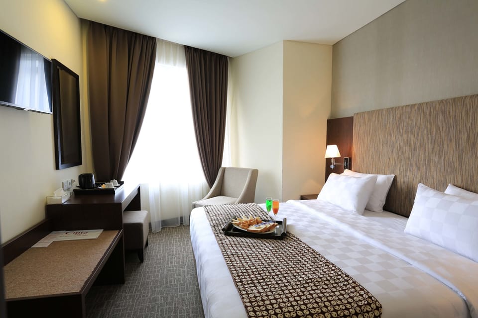 City Suite, 1 King Bed, City View | Premium bedding, in-room safe, desk, free WiFi
