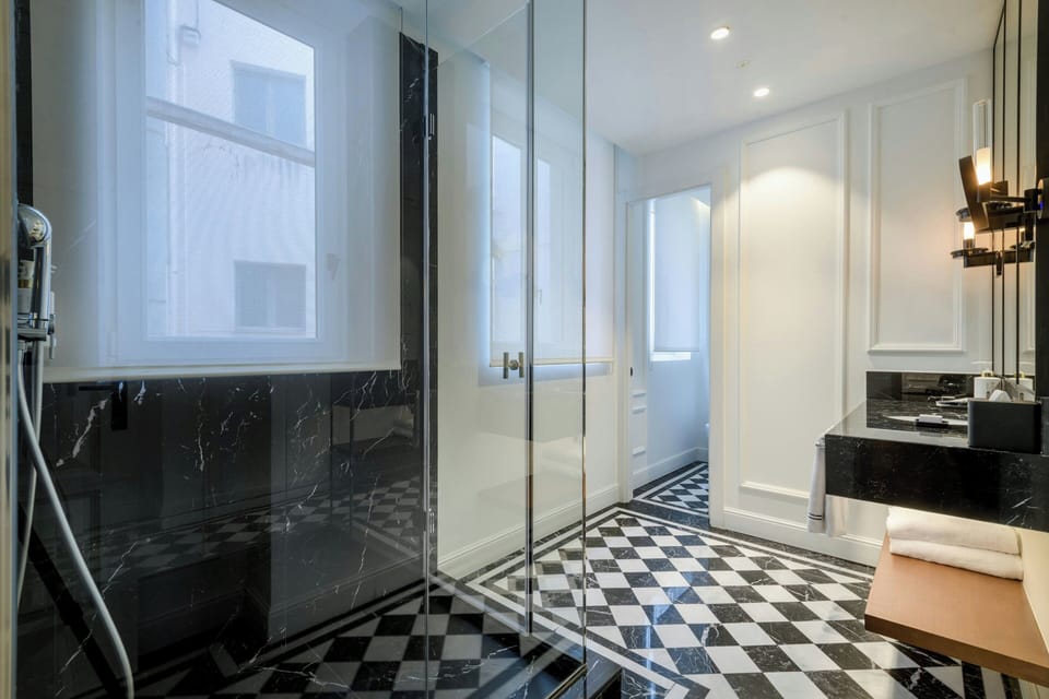 Deluxe Room, 1 King Bed, Non Smoking | Bathroom | Free toiletries, hair dryer, bathrobes, slippers