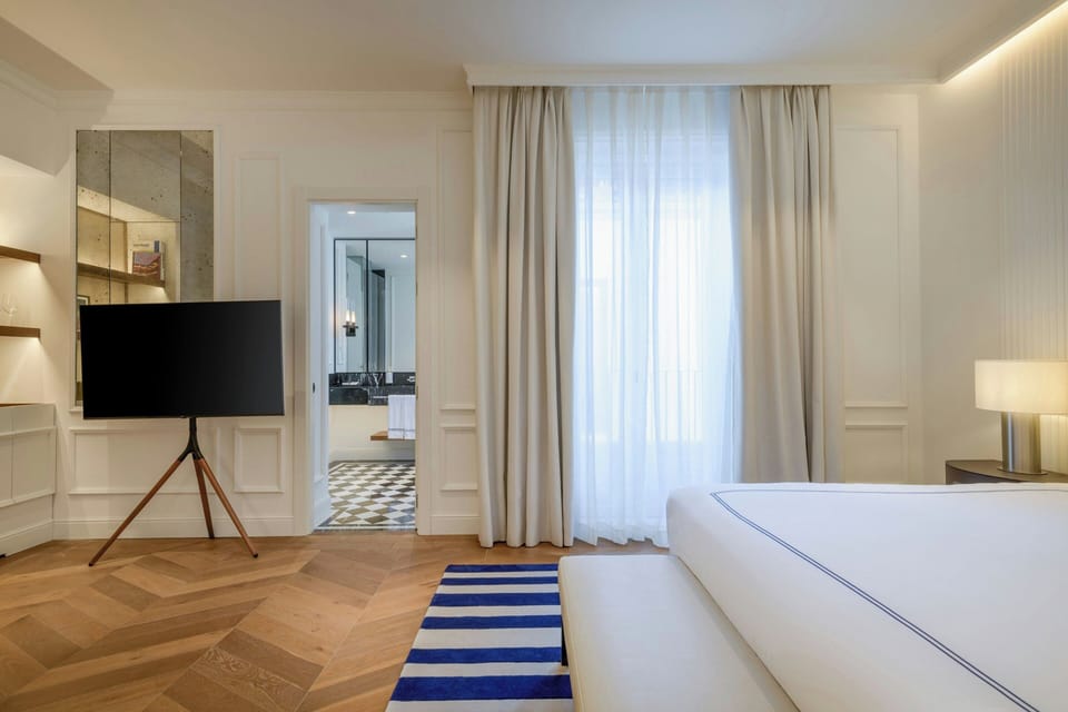 Superior Room, 1 King Bed, Non Smoking | Premium bedding, down comforters, minibar, in-room safe