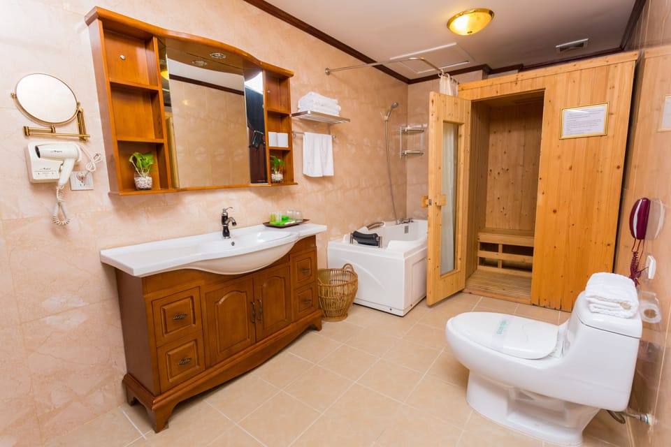 Suite, 1 Bedroom, Hot Tub | Bathroom | Free toiletries, slippers, towels