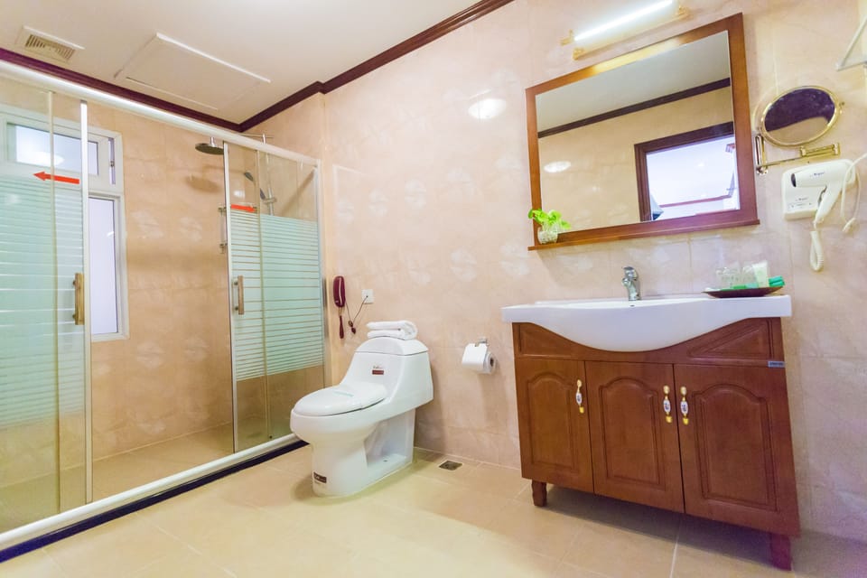 Executive Room, 1 Double Bed, Refrigerator, River View | Bathroom | Free toiletries, slippers, towels