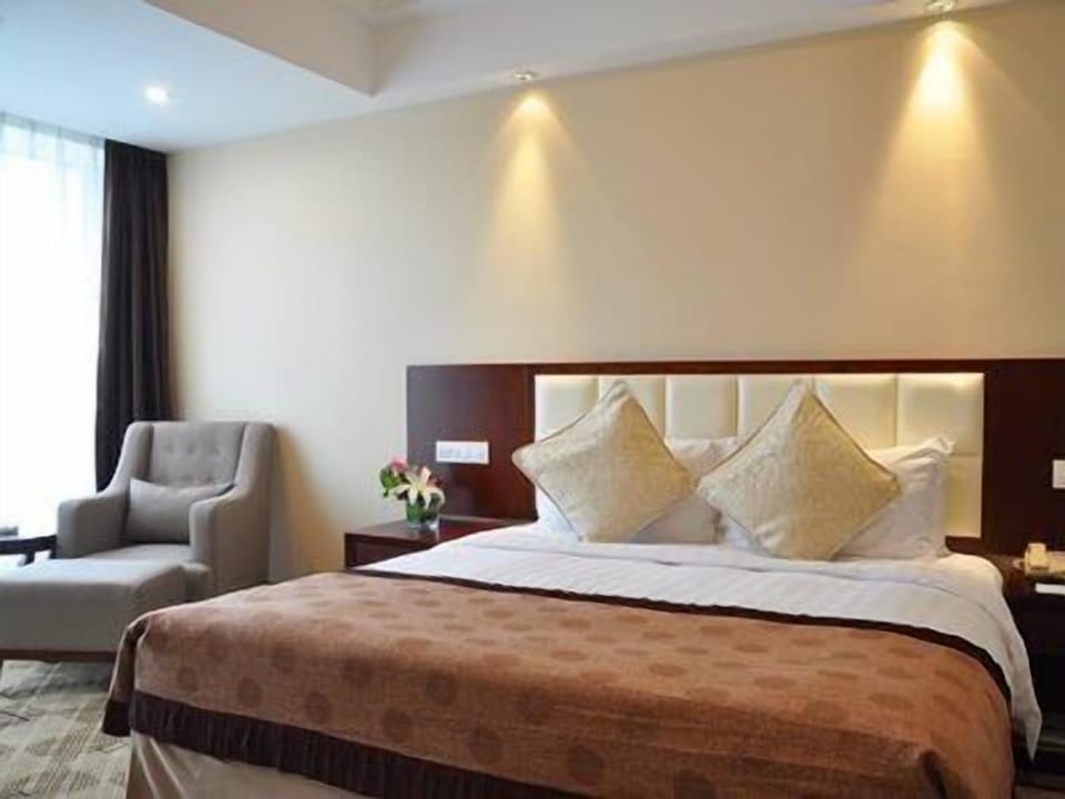 Minibar, in-room safe, iron/ironing board, free WiFi