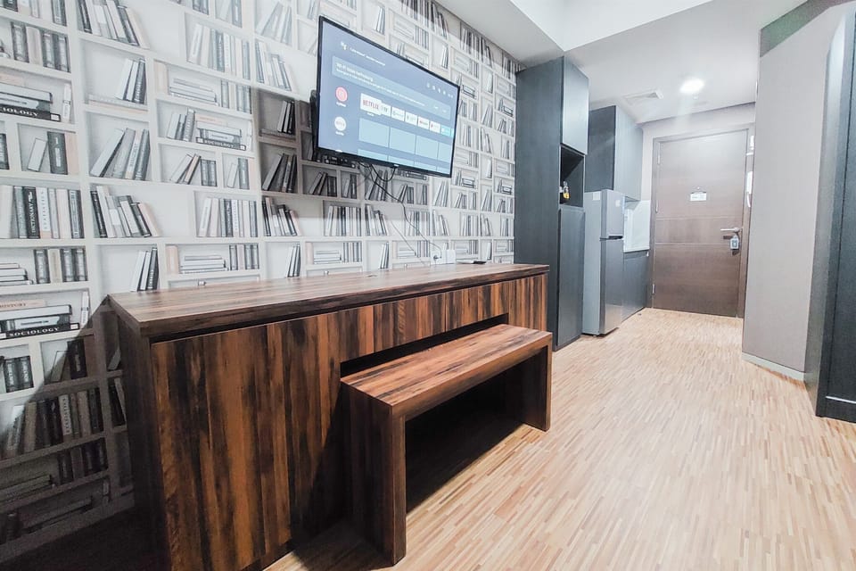 Deluxe Studio | Desk
