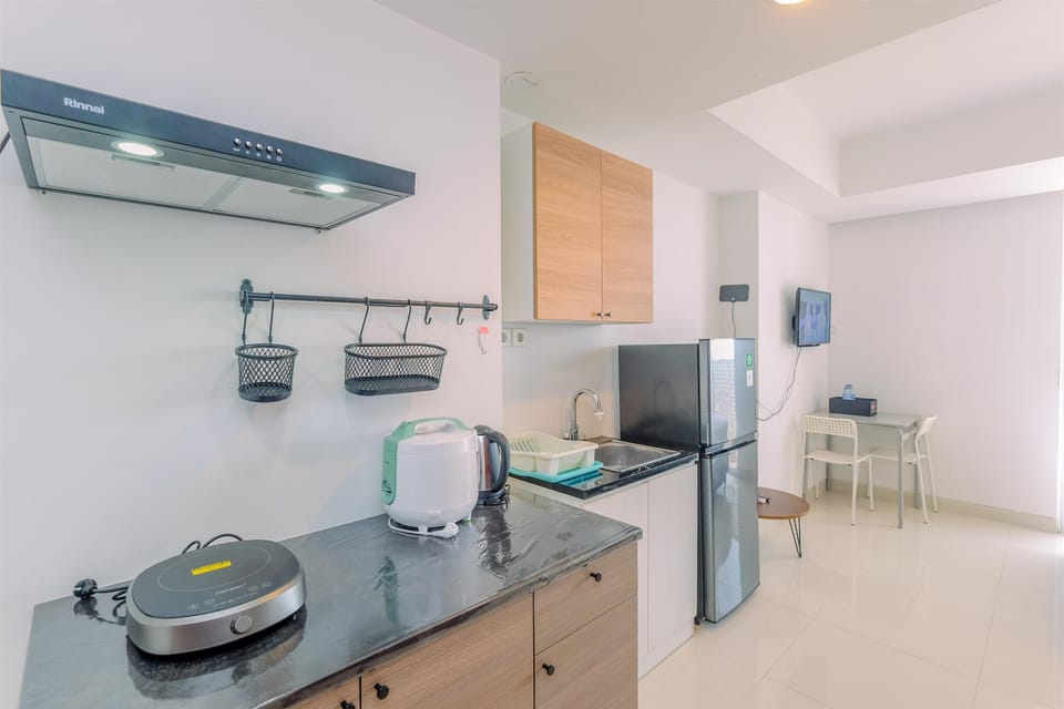 Deluxe Studio | Private kitchen | Fridge, stovetop, rice cooker, dining tables