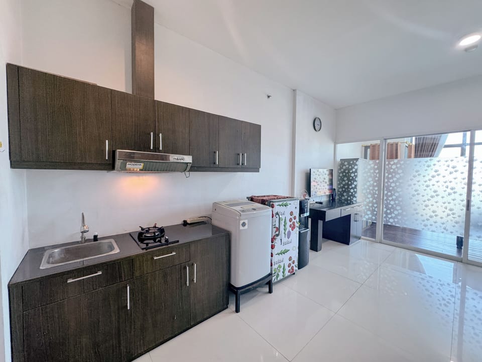 Deluxe Apartment | Private kitchen | Fridge, stovetop, rice cooker