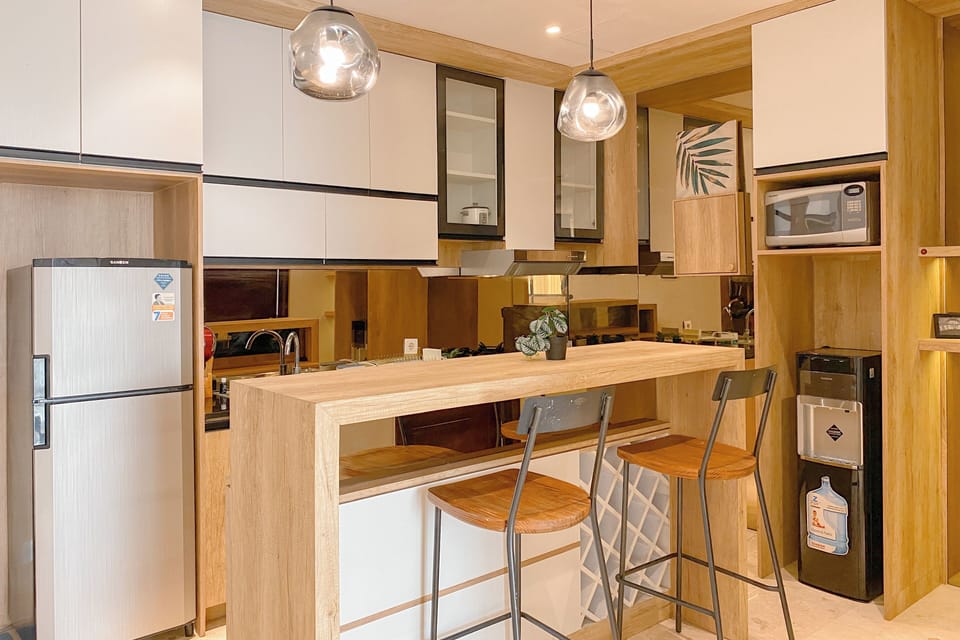 Deluxe Apartment | Private kitchen | Fridge, microwave, stovetop, rice cooker