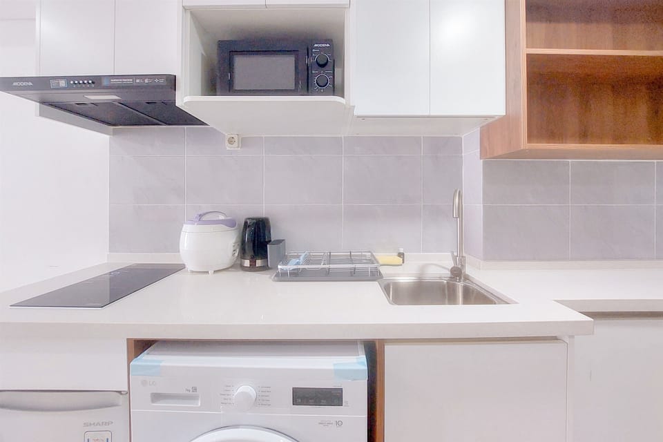 Deluxe Studio | Private kitchen | Mini-fridge, stovetop, rice cooker, dining tables