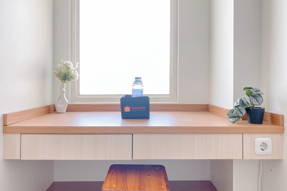 Deluxe Studio | Desk