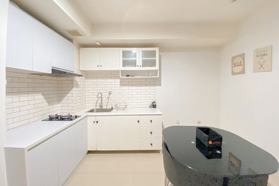 Deluxe Apartment | Private kitchen | Fridge, stovetop, electric kettle, rice cooker