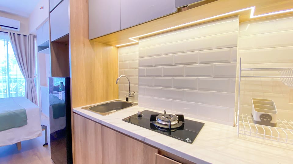 Deluxe Studio | Private kitchen | Fridge, stovetop, electric kettle, rice cooker