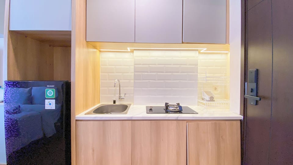 Deluxe Studio | Private kitchen | Fridge, stovetop, electric kettle, rice cooker