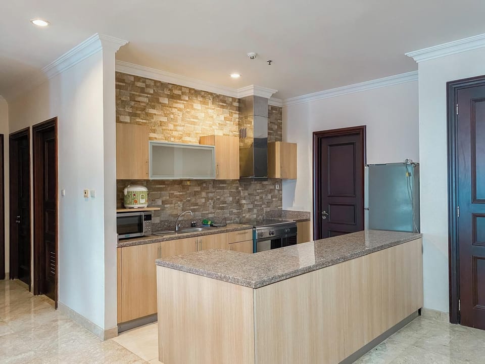 Deluxe Apartment | Private kitchen | Fridge, microwave, stovetop, rice cooker