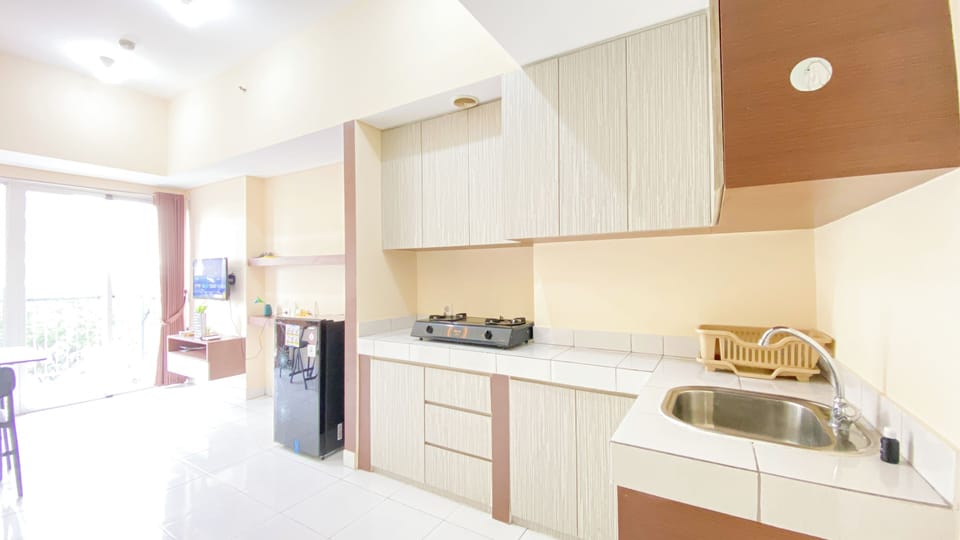 Deluxe Apartment | Private kitchen | Fridge, stovetop, rice cooker, dining tables