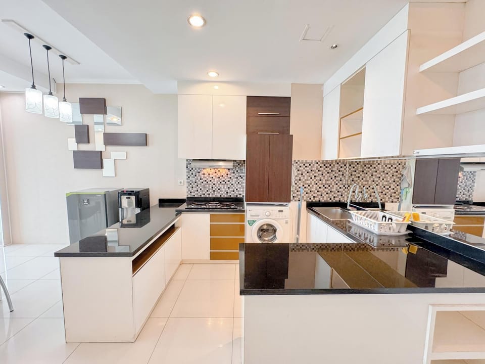 Deluxe Apartment | Private kitchen | Fridge, stovetop, rice cooker, dining tables