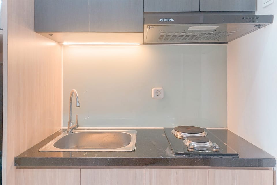 Deluxe Studio | Private kitchen | Fridge, stovetop, rice cooker, dining tables