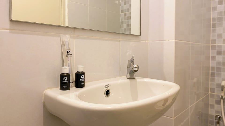 Deluxe Studio | Bathroom | Shower, free toiletries, towels, soap