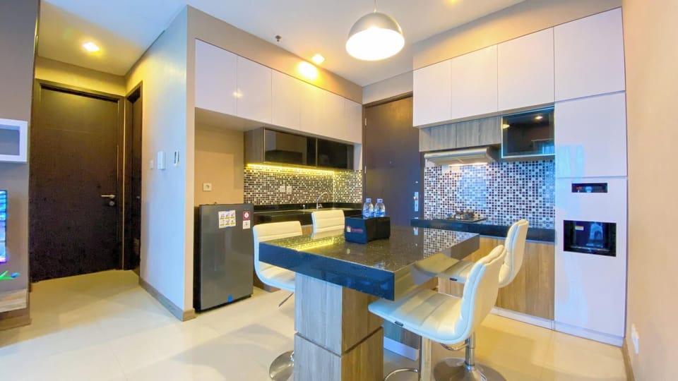 Deluxe Apartment | Private kitchen | Fridge, stovetop, rice cooker, dining tables