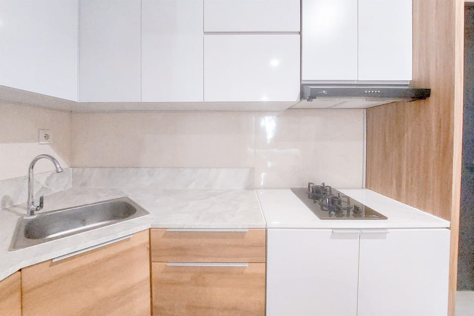Deluxe Apartment | Private kitchen | Fridge, stovetop, rice cooker, dining tables