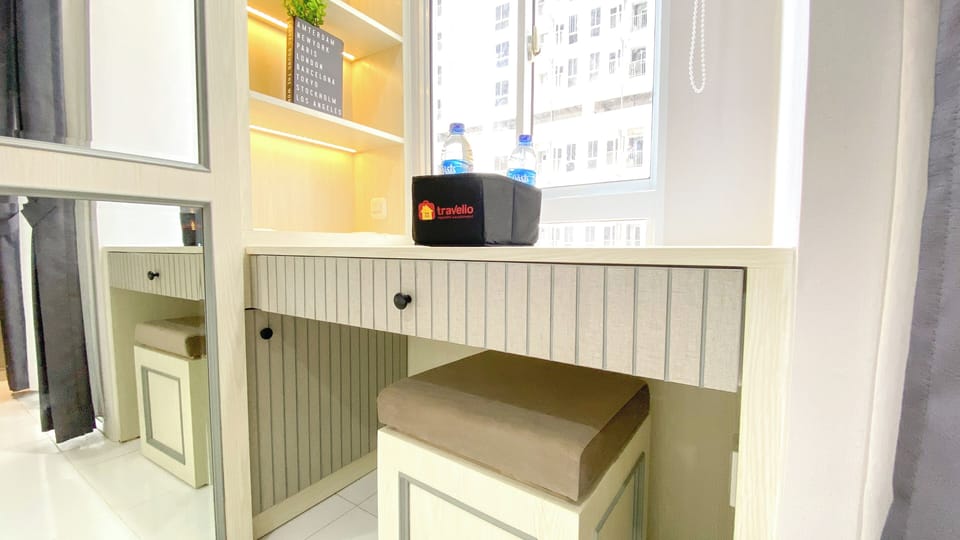Deluxe Studio | Desk