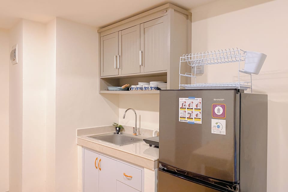 Deluxe Apartment | Private kitchen | Fridge, stovetop, rice cooker, dining tables