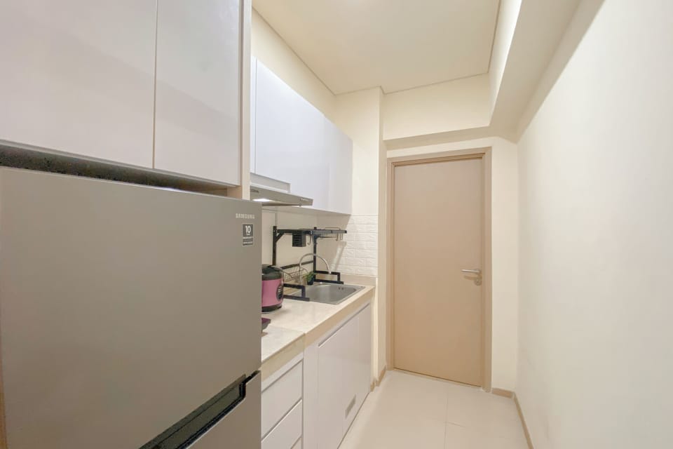 Deluxe Apartment | Private kitchen | Fridge, stovetop, rice cooker, dining tables