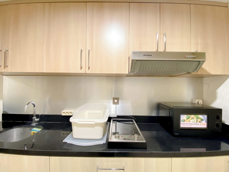 Deluxe Studio | Private kitchen | Fridge, microwave, stovetop, rice cooker