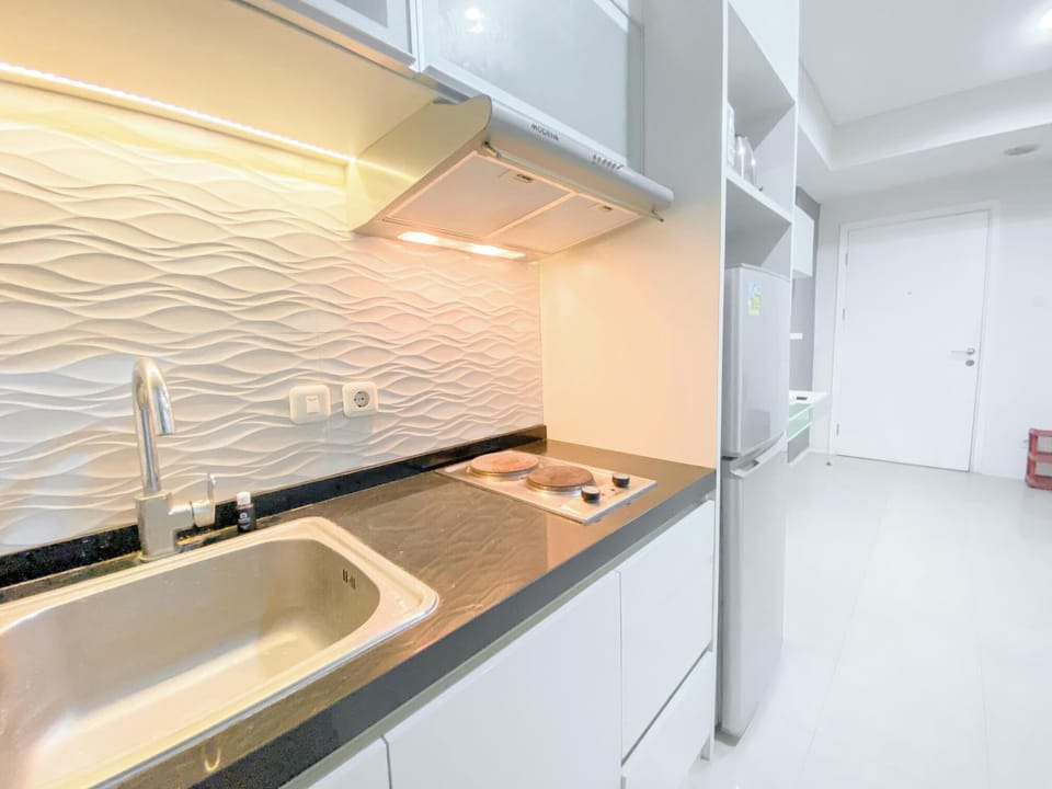 Deluxe Apartment | Private kitchen | Fridge, stovetop, rice cooker