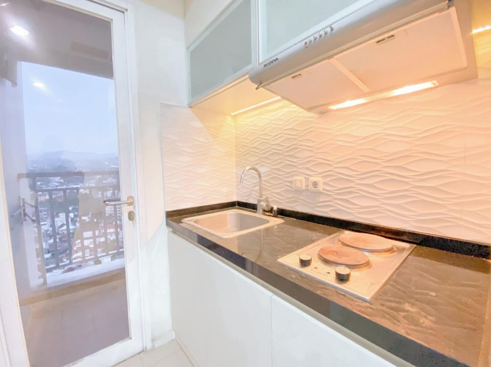Deluxe Apartment | Private kitchen | Fridge, stovetop, rice cooker