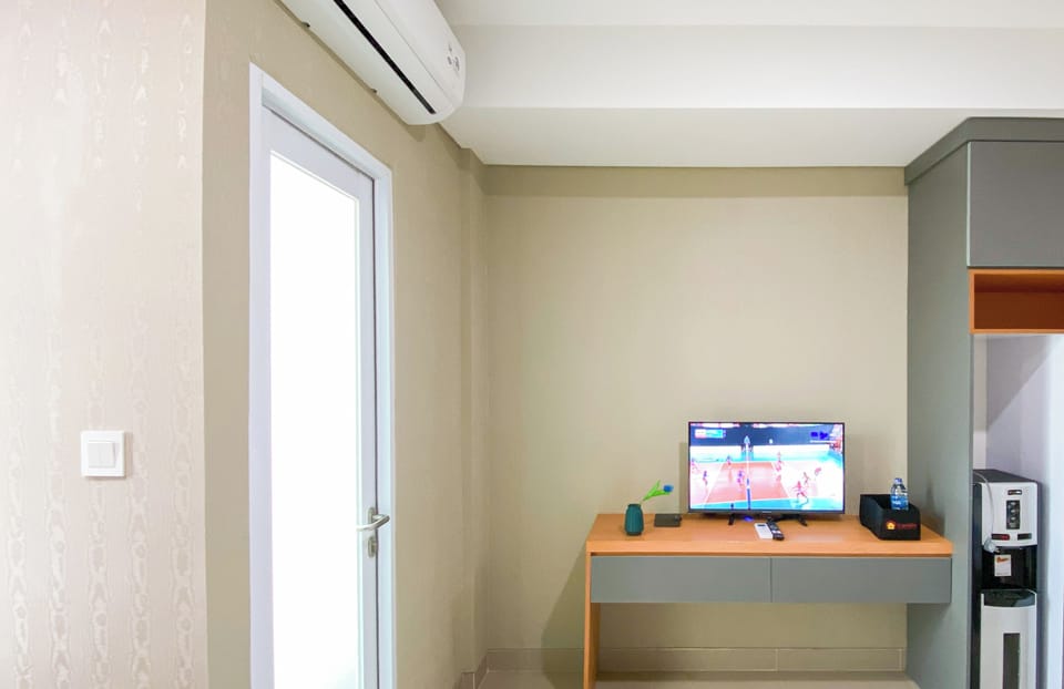 Deluxe Studio | Desk