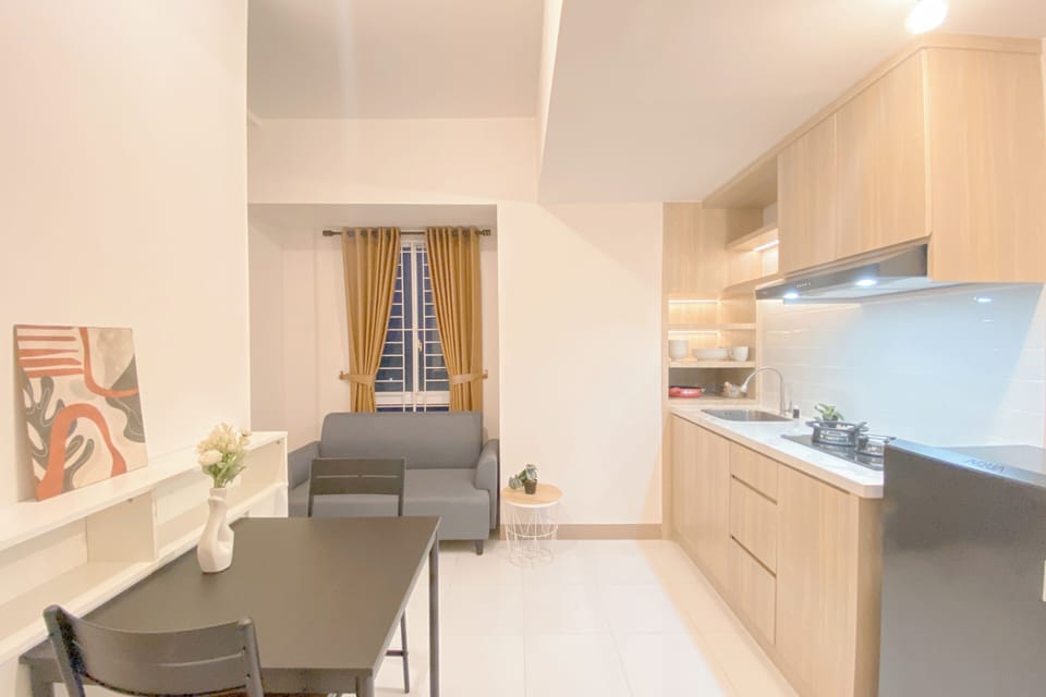 Deluxe Apartment | Private kitchen | Fridge, stovetop, rice cooker, dining tables