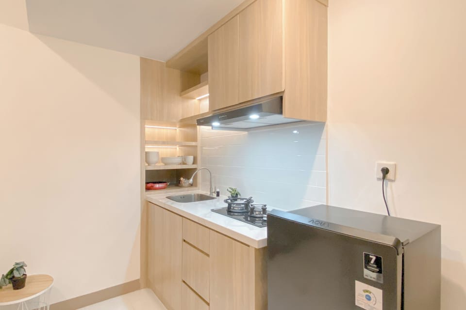 Deluxe Apartment | Private kitchen | Fridge, stovetop, rice cooker, dining tables