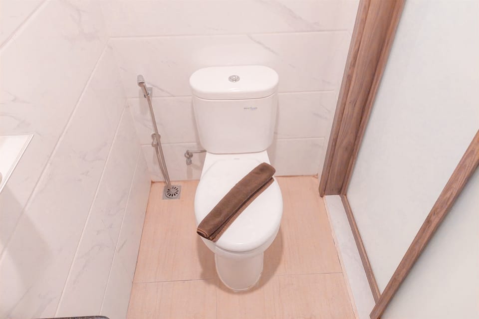 Deluxe Studio | Bathroom | Shower, free toiletries, towels, soap