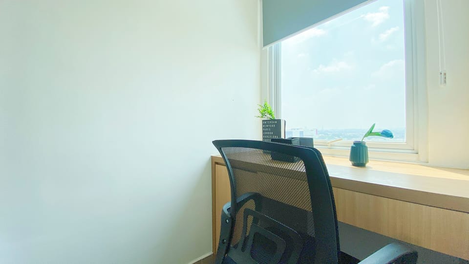 Deluxe Studio | Desk
