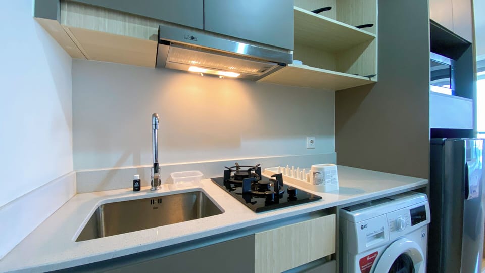 Deluxe Studio | Private kitchen | Fridge, microwave, stovetop, rice cooker
