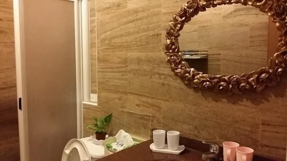 Shower, rainfall showerhead, free toiletries, hair dryer