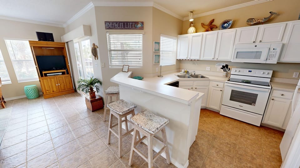 Condo, 2 Bedrooms | Private kitchen | Fridge, oven, stovetop, coffee/tea maker