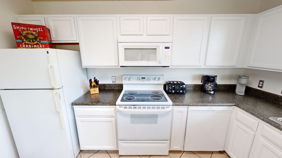 Condo, 2 Bedrooms | Private kitchen | Fridge, oven, coffee/tea maker, toaster