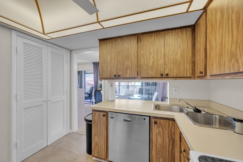Condo, 2 Bedrooms | Private kitchen | Fridge, oven, toaster