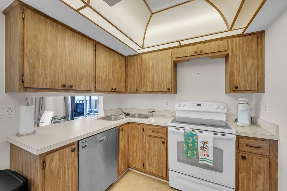 Condo, 2 Bedrooms | Private kitchen | Fridge, oven, toaster