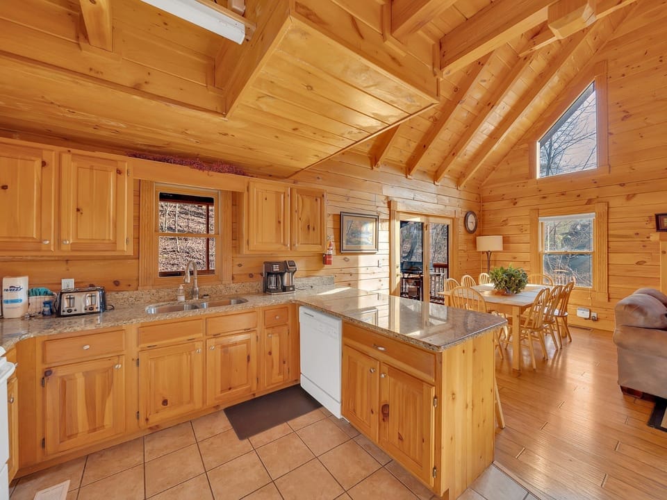 Cabin, 5 Bedrooms | Private kitchen | Coffee/tea maker, fridge, oven, toaster