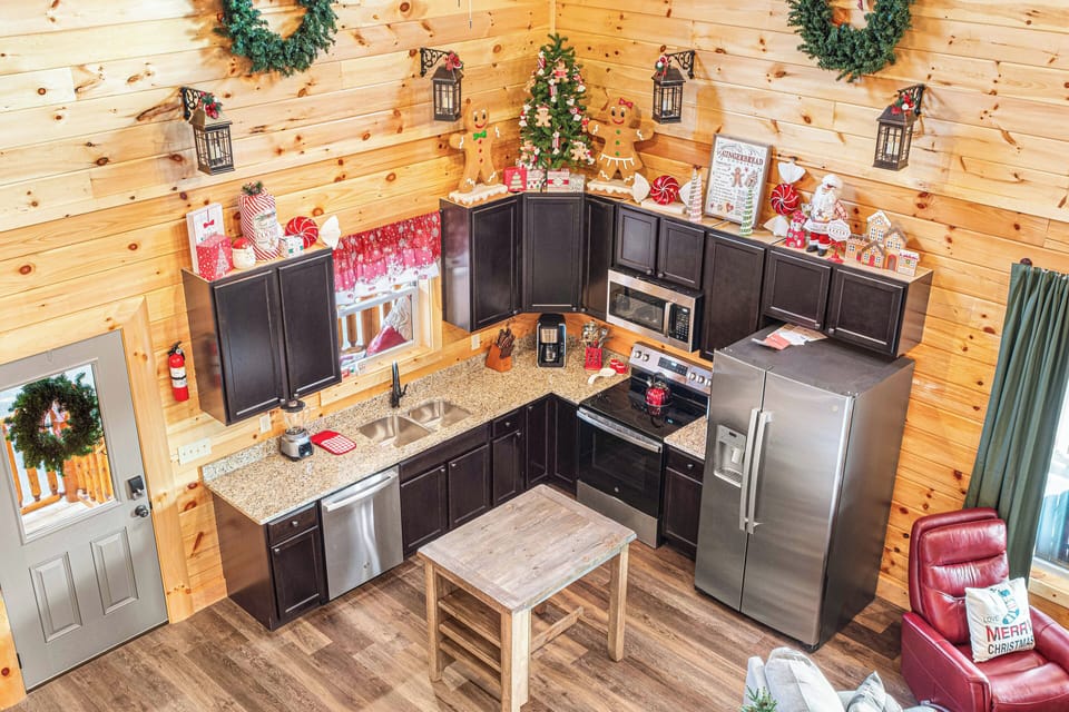 Cabin, 4 Bedrooms | Private kitchen | Full-size fridge, microwave, oven, stovetop